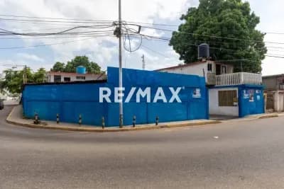 En venta local con apartamentos