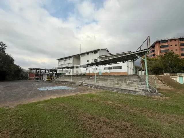 Venta de terreno y edificación en La Unión - El Hatillo