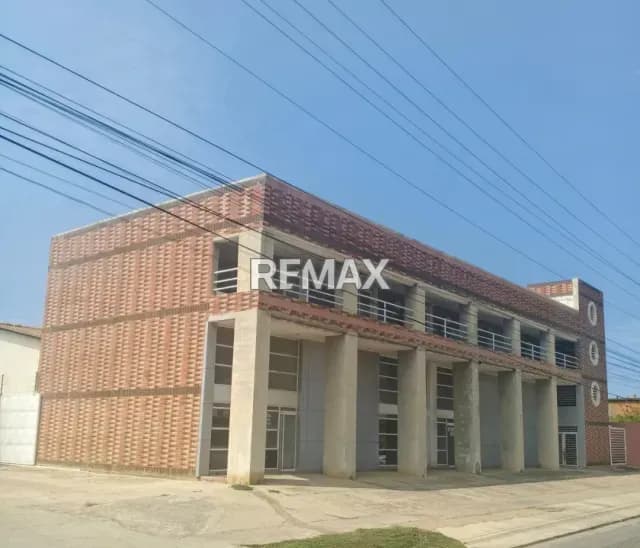 Local comercial en Alquiler Cerca del CC Puente Real. Nueva Barcelona