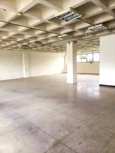 Se Alquila Oficina En La Trinidad 220m2