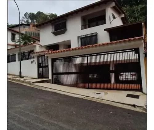 Exclusiva Casa A Pocos Metros Del Centro Comercial Los Naranjos Caracas