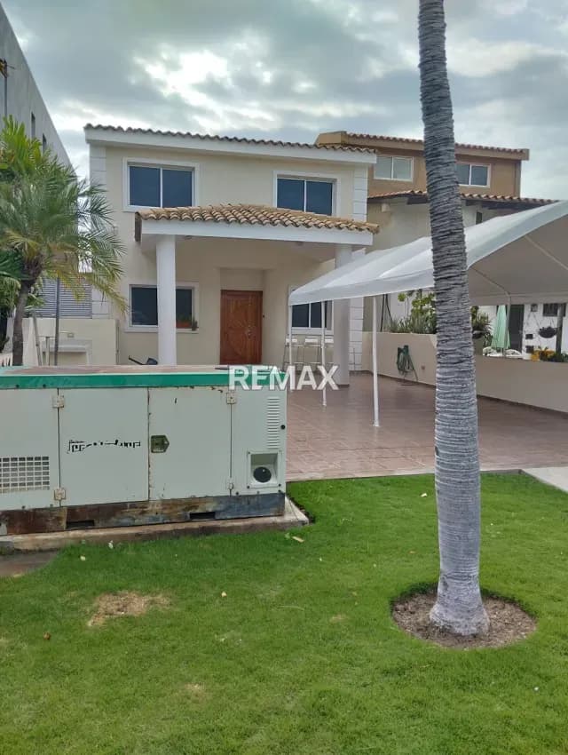 EN ALQUILER CASA BOTE A