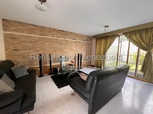 Zona Tranquila Del Este De Barquisimeto Casa De 2 Niv. En Venta Barquisimeto Lara, Venezuela/ José López/ # Cod. 26-3724/ 4 D/3 B/ 260 M2