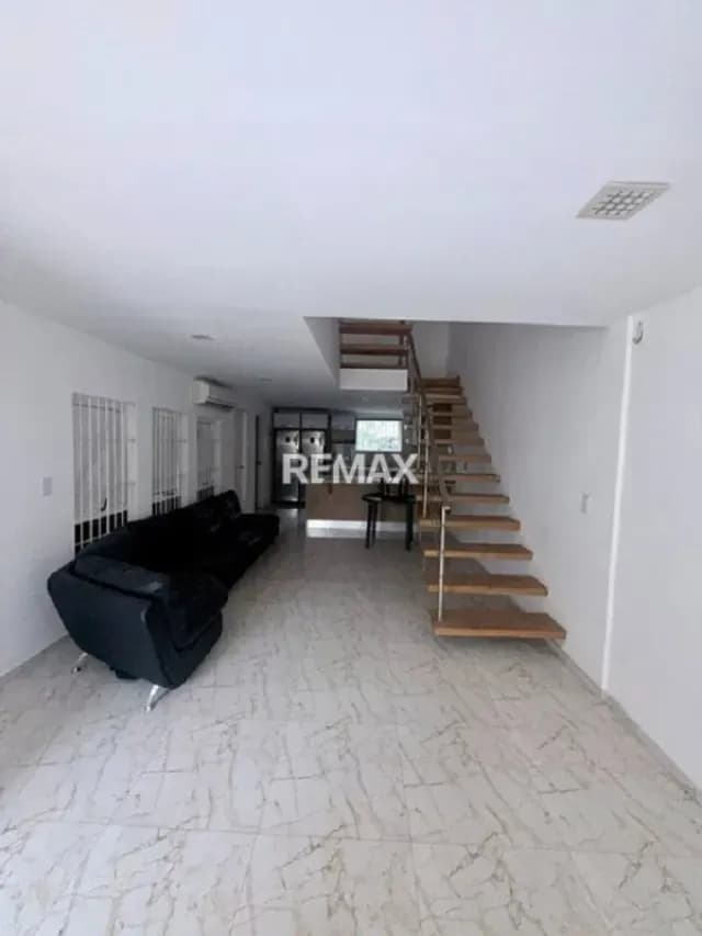 TOWN HOUSE COMERCIAL EN ALQUILER