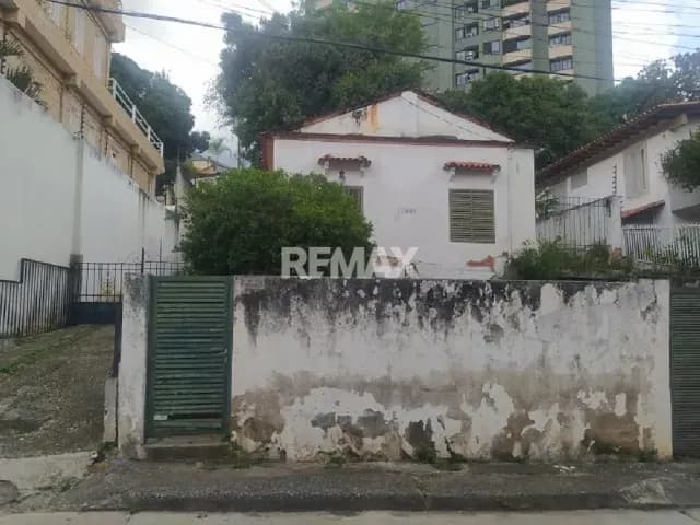 VENTA DE CASA TERRENO. (5 hab 3 baños 2 Ptos est