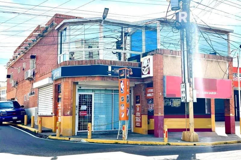 CONFORTABLE CASA COMERCIAL, UBICACION ESTRATEGICA EN POMONA . DOBLE POTENCIAL EN UN SOLO LUGAR!