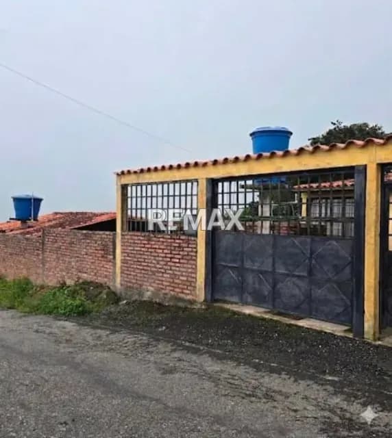 CASA EN VENTA Ubicada en plena vía principal hacia Casa del Padre, municipio Lobatera.