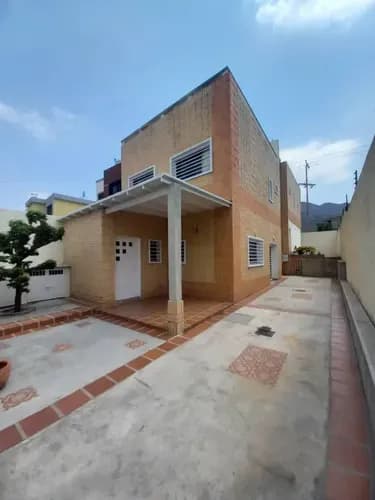 Zulay Zárraga Vende Casa De Dos Niveles Ciudad Jardín Mañongo