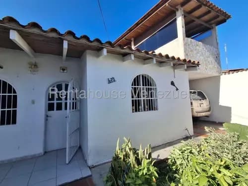 Casa En Venta En Avenida Intercomunal Turmero Maracay Excelente Zona Y Condominio Urbanización Privada Nela 26-12246