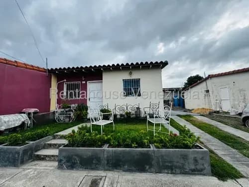 María Valera Vende Cómoda Y Fresca Casa De 3 Habitaciones, 2 Baños, Sala Comedor, Cocina Con Tope De Granito, Lista Para Habitar, En Cabudare.