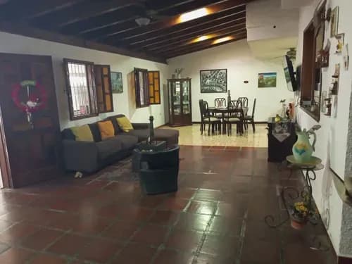 Yia Quinta El Trigal Norte Con Amplio Patio Posee Inversor