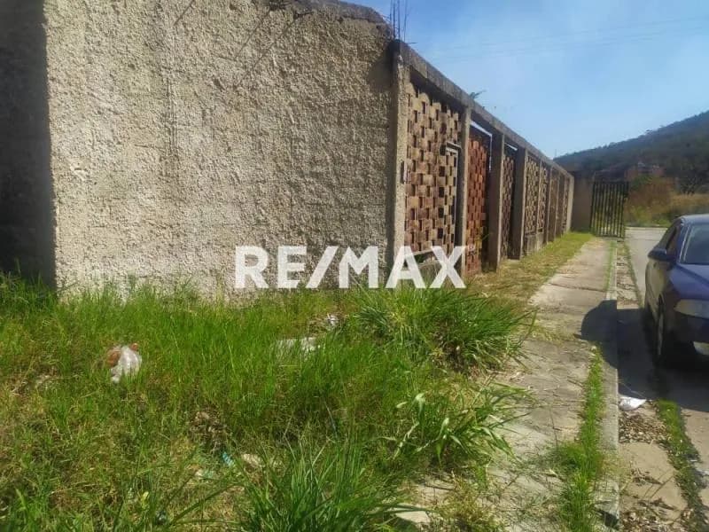 TERRENO CON PARED PERIMETRAL EN MANANTIAL NAGUANAGUA