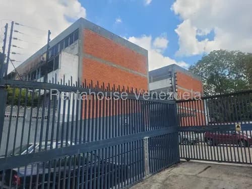 # 26-8827, Muy Cómodo Apartamento Duplex, Diseño Minimalistico, Con Ubicación Privilegiada Muy Cerca Del C C C T Y Salida A La Autopista, Aire Acondicionado En Todos Los Ambientes , Lesbia Morales