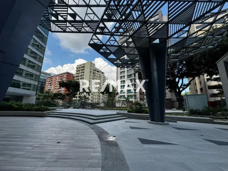 Oficina en obra limpia en torre Corporativa de Lujo