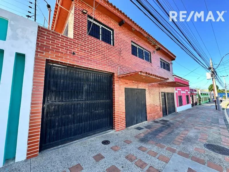CASA CON APARTAMENTOS Y LOCAL, EN AV. PRINCIPAL DE LOS ROBLES - ISLA DE MARGARITA