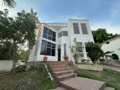 Mmarin Vende Hermosa Quinta Con Techos Doble Altura De 365mts2 En El Limon Maracay 26-8352