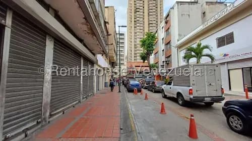 Yb Se Ofrece En Alquiler Amplio Local En La Candelaria #26-8711