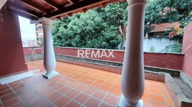 CASA EN VENTA EN LA AV.SUCRE DE LOS DOS CAMINOS
