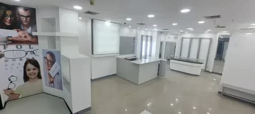 * 25-12630 Amplio Con Gran Potencial. Ubicado En C.c. De Alto Transito Y Poder Comercial.