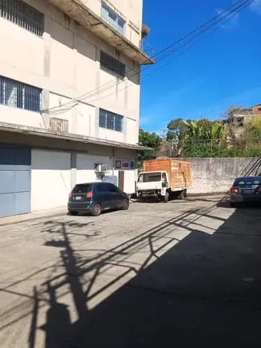 (#5008) Edificio De 2.072 M2 En Zona Ind. De Carrizal