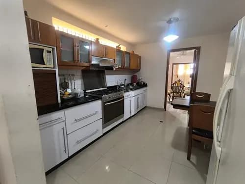 Casa Ubicada En Urb Trigal Norte Calle Neptuno Con Alto Potencial Comercial. St