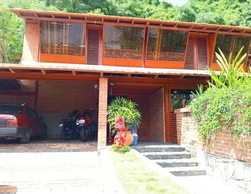 Venta Casa En Colinas De Los Ruices En Calle Cerrada Con Vigilancia Privada.