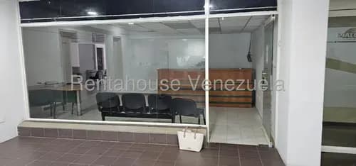 Local Con Oficinas Internas Y Un Area De Reuniones Y Recepcion Con Sala De Espera Muy Amplia, Estacionamiento Techado. Centro Comercial Ab. Mas