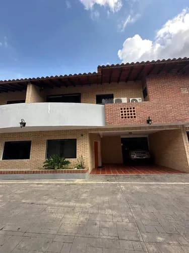 Townhouse En Venta En Mañongo Res Alto Saman Ls