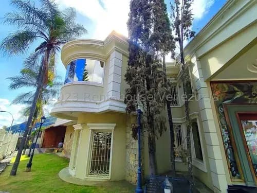Elegante Casa En Venta En El Castaño Con Diseño Vanguardista 24-12289 Holder
