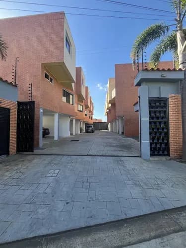 Alquiler Th En Urbanización El Manantial. Caracteristicas 150 M2. Mary Sanchez C21