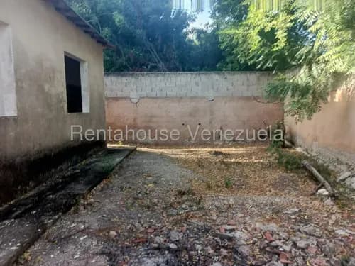 Terreno De 500 M2 Con Una Bienhuria De 200 M2, Tanque De Agua De 30.000l Totalmente Perimetrado Con Paredones De Bloque (2,60 M De Altura) Y Portones De Aluminio Instalados, Cerca De Playa Guacuco. Ma