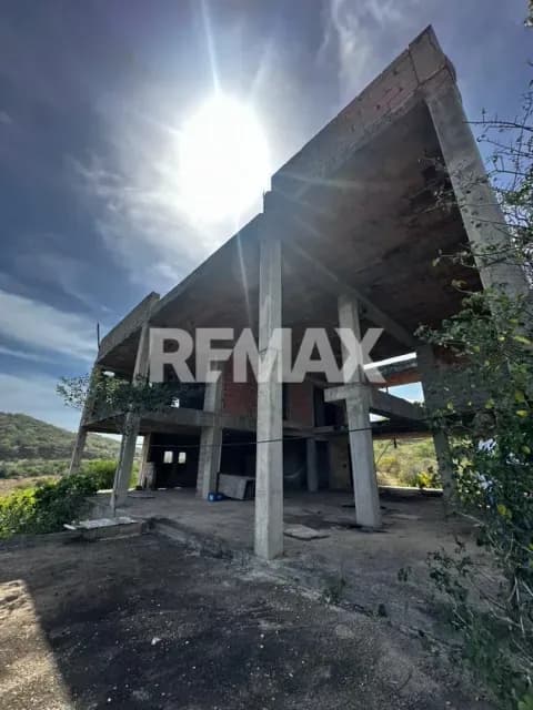TÍTULO: EXCLUSIVO TERRENO CON BIENHECHURÍAS – VISTA PANORÁMICA PRIVILEGIADA