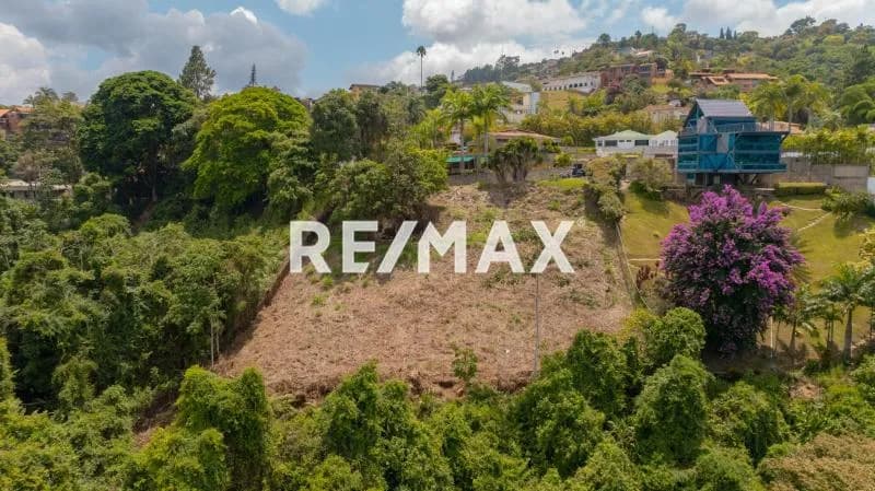 En venta terreno con increíble vista en calle P-3 (ciega) en la Lagunita Country Club