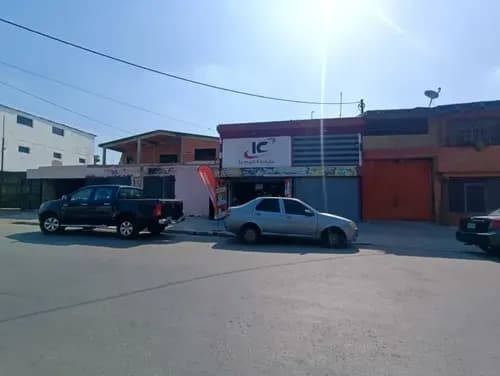 Casa Con Locales Comerciales En El Socorro, Valencia. Plc-1227