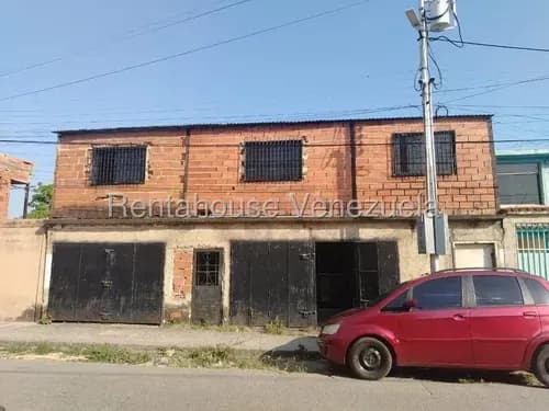Atencion Inversionista Casa Comercial Para Acondicionar Ideal Para Vivir O Emprender Al Mismo Tiempo A Pie De Calle Con Excelente Ubicación . Consta De Local Principal De Mas De 60 Metros