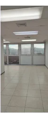 Alquiler De Amplia Oficina De 94m2 Ambiente Abierto. Un Depósito Y Una Oficina Cerrada. Tiene Dos Baños. El Edificio Tiene Dos Ascensores Y El De Carga. Vigilancia 24horas. Estacionamiento Público.