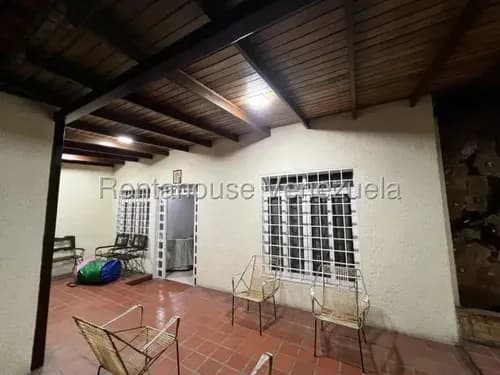María Valera Vende Amplia Casa Al Este De Barquisimeto, Cód. 26-14570, Cómodas Habitaciones, Amplios Baños, Vigilancia 24/7.