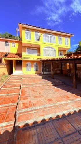 ¡bienvenidos Al Lujo En Los Picachos! Esta Espectacular Quinta Cuenta Con 1.100m2 De Terreno Y 560m2 De Construcción Impecable. Disfruta De Amplios Salones, Cocina Moderna, Estudio Y 4 Dormitorios Co