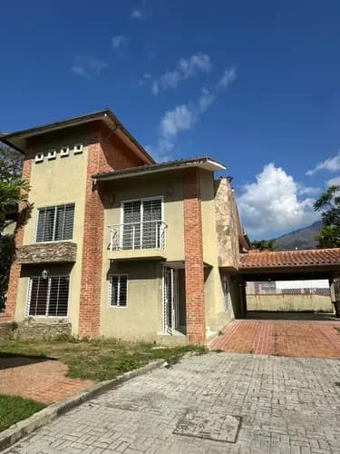 Casa De 2 Niveles (tipo Villa) En Venta San Diego. Res. Villas San Diego Country Club. La Cumaca. Excelente Ubicación, 5 Habitaciones, 6 Baños. Vigilancia, Pozo Propio, Campos De Golf (mer)