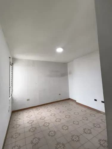 Alquiler: Amplio Apartamento Sin Amoblar En Ubicación Estratégica Residencias Ibiza, Urbanización Prebo Cm-ind
