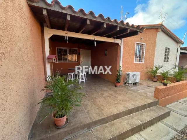 EN VENTA COMODA Y ACOGEDORA CASA EN LA AV JUAN BAUTISTA ARISMENDI, PORLAMAR, ISLA DE MARGARITA