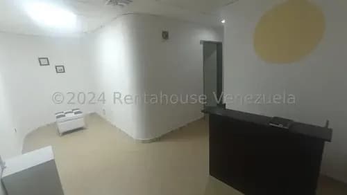 Amplia Y Cómoda Oficina En Alquiler En El Este De Barquisimeto, Maritza Lucena, Amplios Cubículos, Área De Recepción Y Sala De Espera.