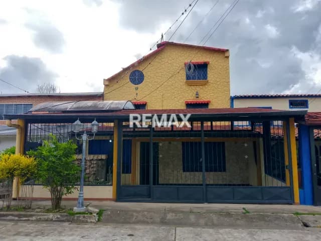 CASA BIFAMILIAR CON DOBLE ACCESO en venta