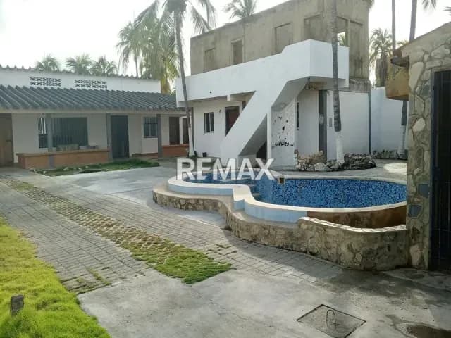 Venta de Propiedad con Potencial Turístico en Playa norte Chichiriviche, Edo. Falcón