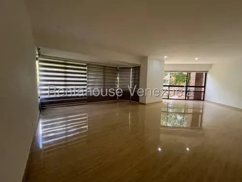 Apartamento En Alquiler En Campo Alegre, Caracas 26-8470 Yf