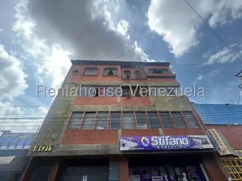 // Maria Elena Oropeza // Vedo Amplio Apartamento 122 M2 /ubicado En Zona Estratégica Del Centro Oeste De La Ciudad / Tanque De 25 Mil Litros, 2 Ptos De Estac / Zona Sin Cortes De Luz /lara#25-14399*