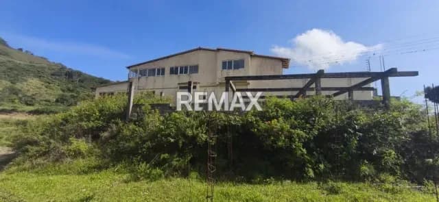 En venta terreno con avances de construcción. Ubicación: El Llanito, vía Capacho.