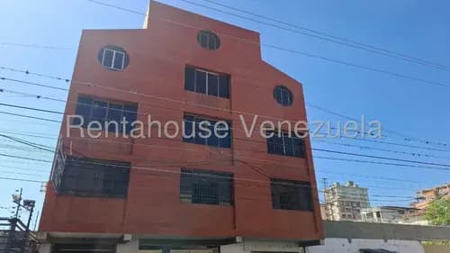 Dennymar, Tiene Atractiva Oficina En Venta, Ubicada En Pleno Centro De Barquisimeto. Con Área De Recepción, Cubículos, Baños Y Cocina, Línea Cantv. 2ba13849.