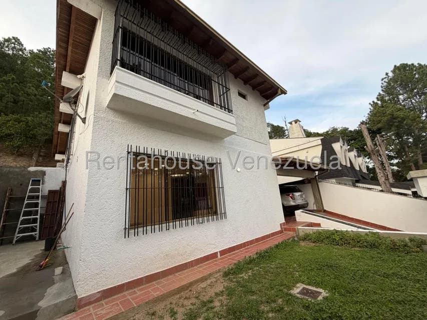 Casa (Multipes Niveles) en Venta en Lomas de Prados del Este, Distrito Metropolitano