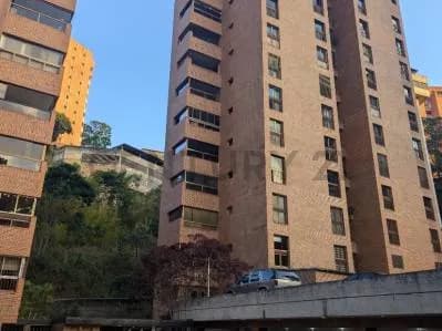 Amplio apartamento en Los Naranjos del Cafetal, Caracas en calle cerrada